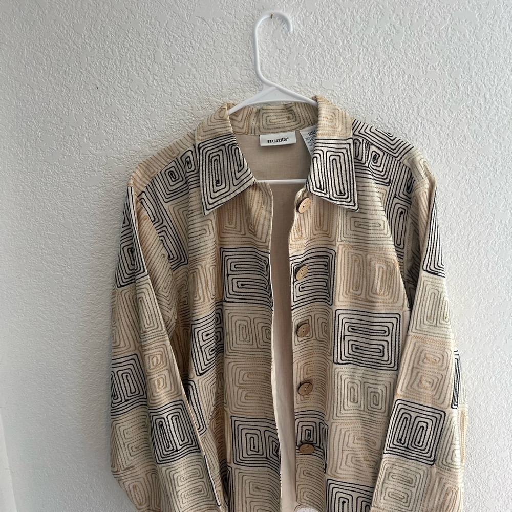 Elegant Geometric Patterned Blazer - image 1